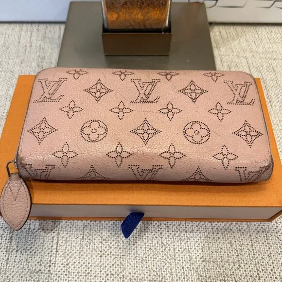 Louis Vuitton Pink Jasmin Mahina Leather Zip Around Wallet - Picture 4 of 12